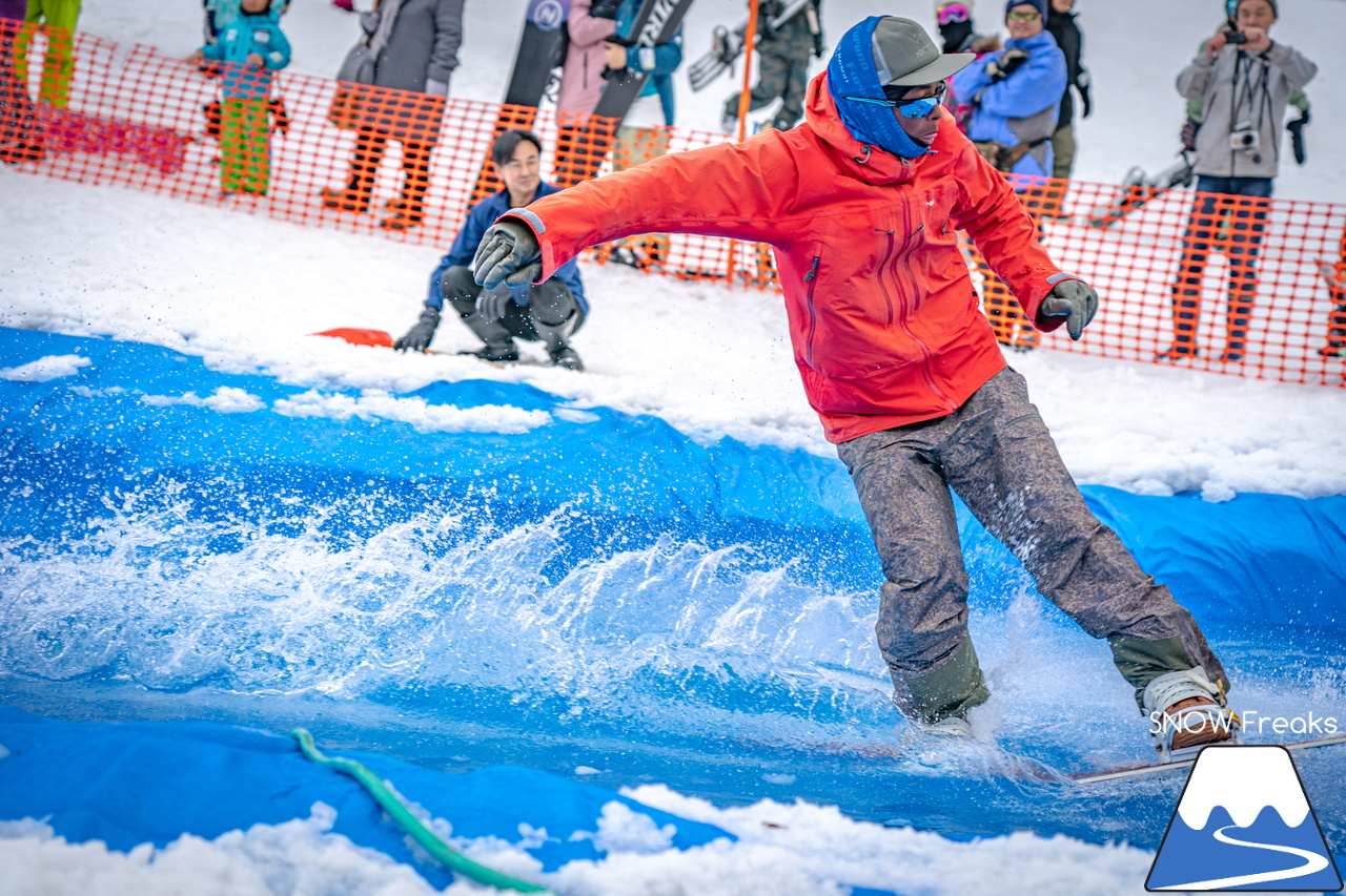 富良野スキー場｜季節は、まだ冬？それとも…？小雪が舞い、たくさんの雪が残る富良野スキー場で、春の恒例イベント『春スキー池渡り大会』開催(^^)/